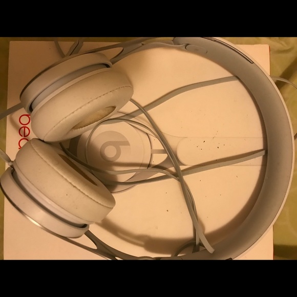 Beats by Dre - Picture 2 of 8